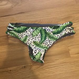 Reversible L Space bottoms